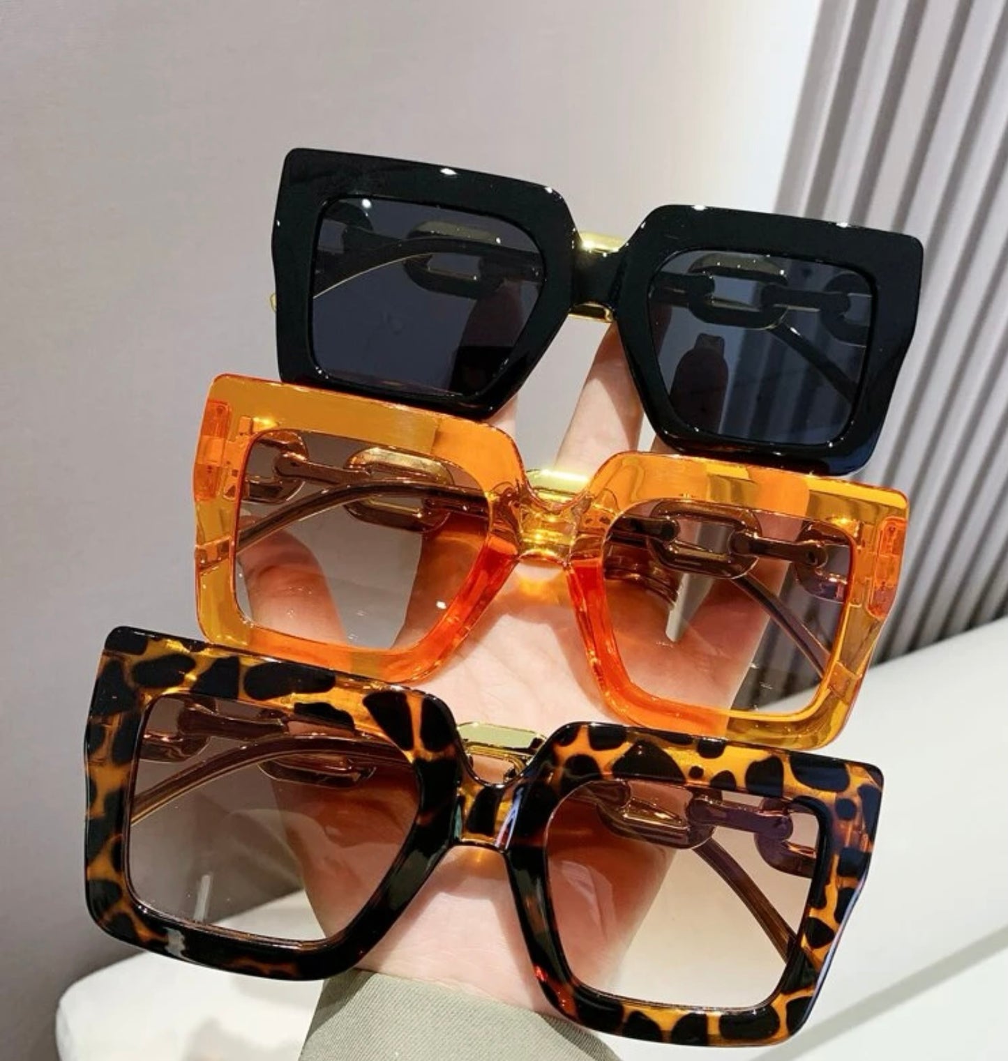 FASHIONABLE DECORATED SUNGLASSES