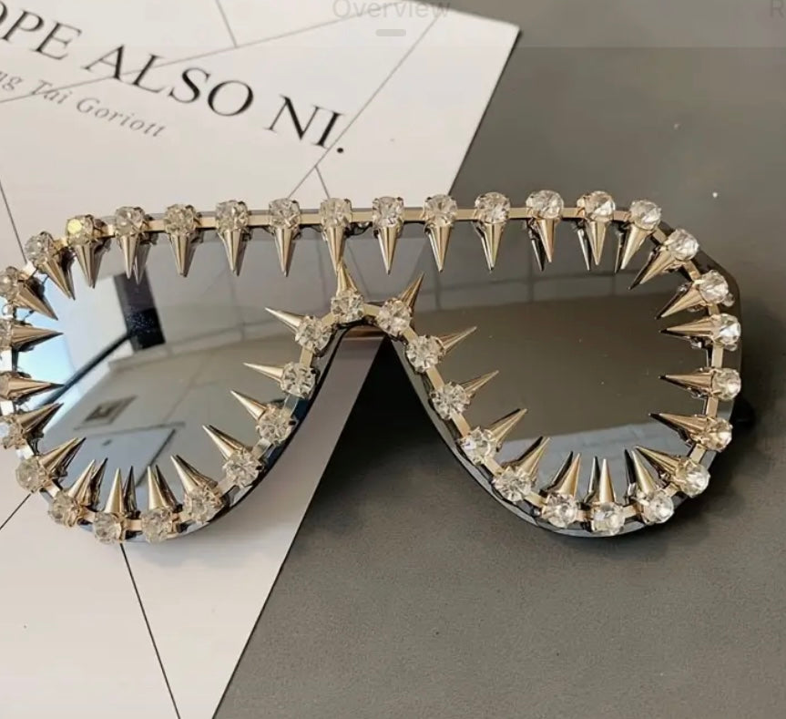 EXAGGERATED SPIKE SUNGLASSES